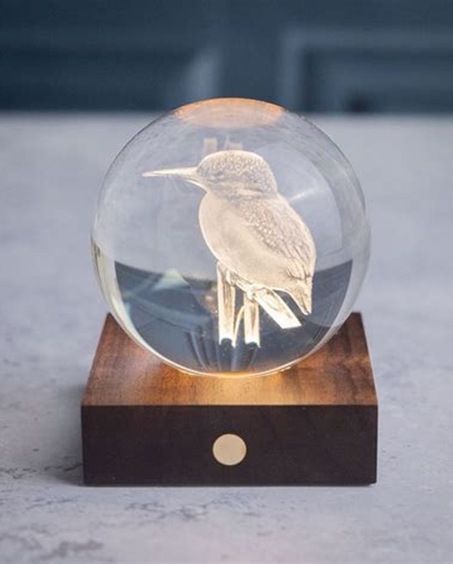 Gingko Amber Crystal Light — kristallen bol met ijsvogel