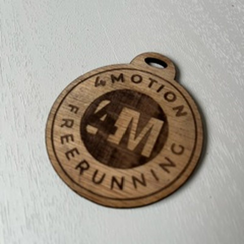 Houten sleutelhanger met logo
