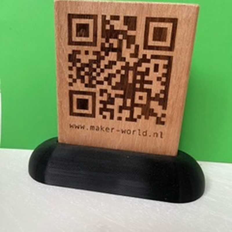 Houten QR-standaard