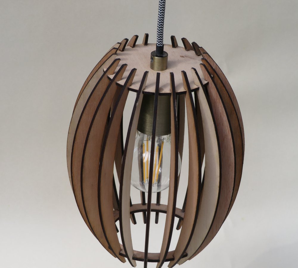 Handgemaakte houten hanglamp van Maker-World